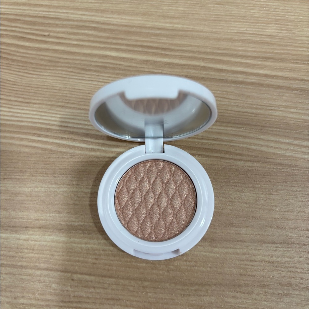 Seraphine Botanicals Diamantine Beaming Highlighter in color “Oyster”mini $7 NWT